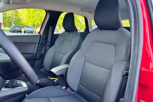 Renault Captur (2021) thumbnail 2