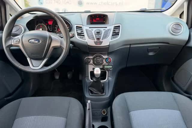Ford Fiesta (2011) thumbnail 2