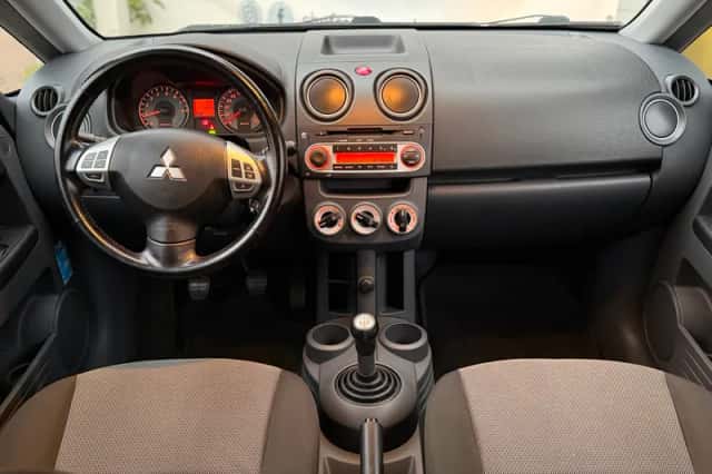 Mitsubishi Colt (2011) thumbnail 2