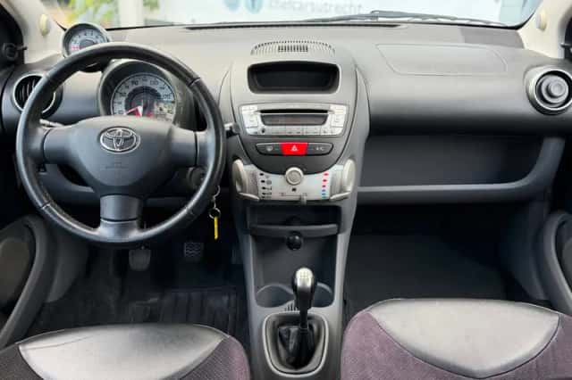 Toyota Aygo (2009) thumbnail 2