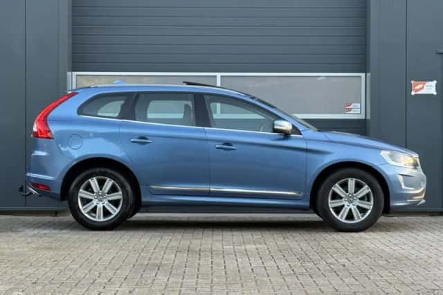 Volvo XC60 (2017) thumbnail 2