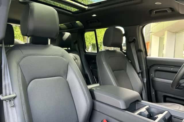 Land Rover Defender (2025) thumbnail 4