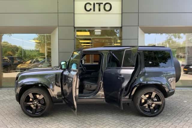Land Rover Defender (2022) thumbnail 3