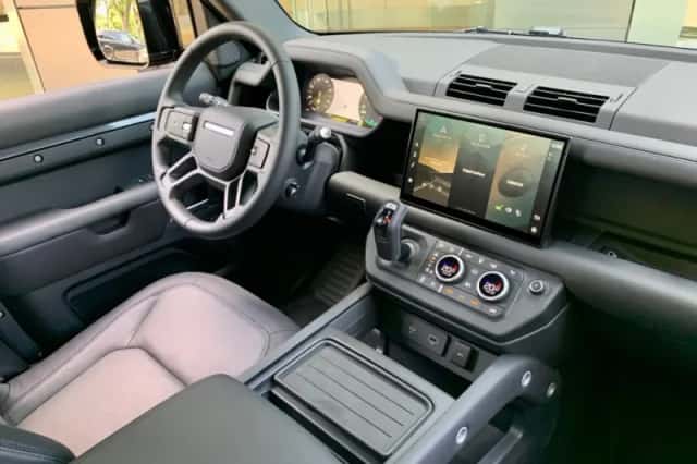 Land Rover Defender (2022) thumbnail 5