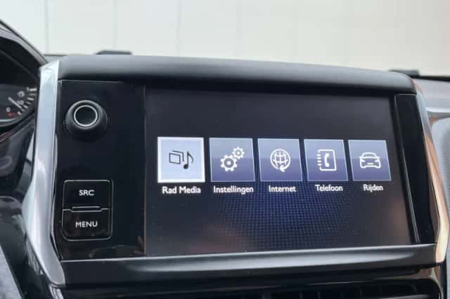 Peugeot 2008 (2016) thumbnail 12