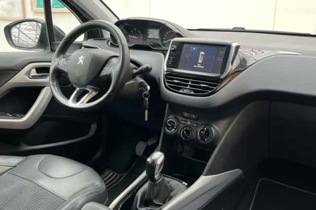 Peugeot 2008 (2016) thumbnail 26