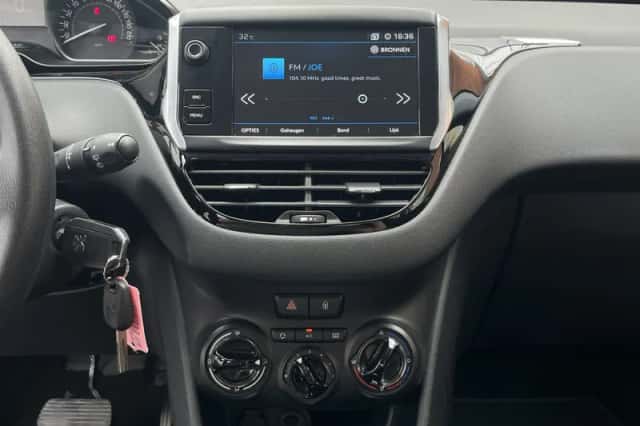 Peugeot 208 (2017) thumbnail 11