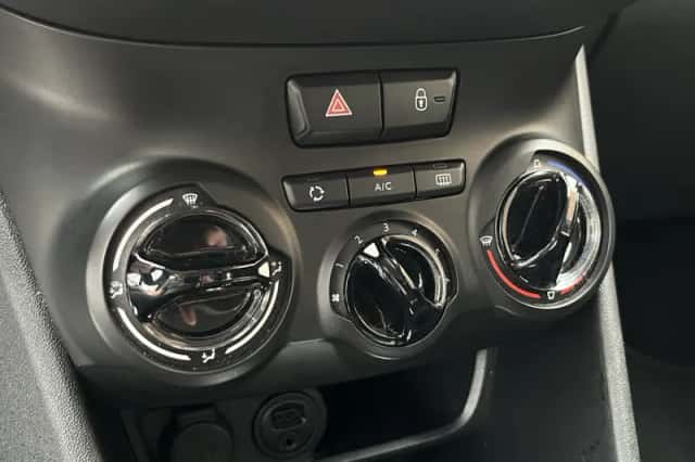 Peugeot 208 (2017) thumbnail 15