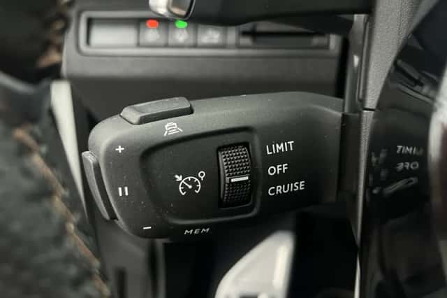Peugeot 3008 (2023) thumbnail 25