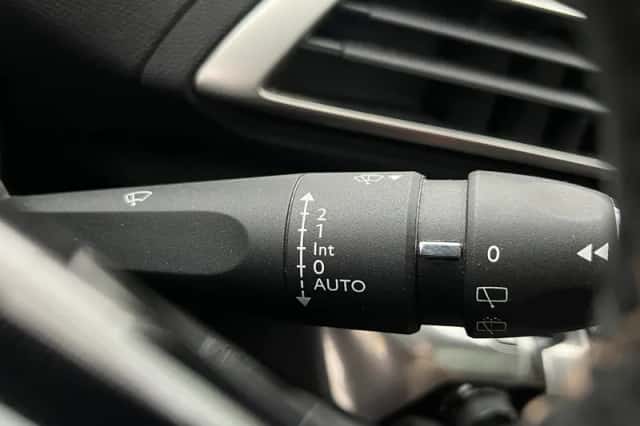Peugeot 5008 (2018) thumbnail 25
