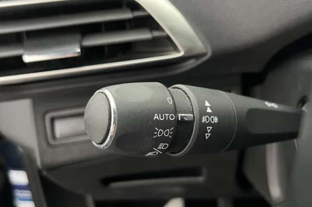Peugeot 5008 (2018) thumbnail 26