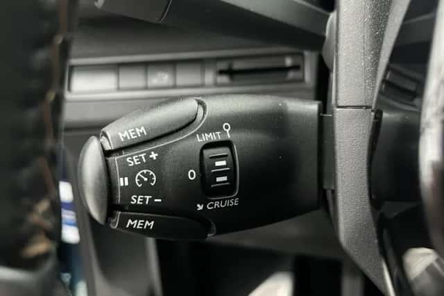 Peugeot 5008 (2018) thumbnail 27