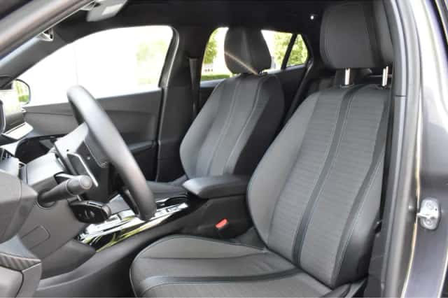 Peugeot 2008 (2023) thumbnail 2