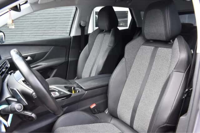 Peugeot 3008 (2019) thumbnail 2