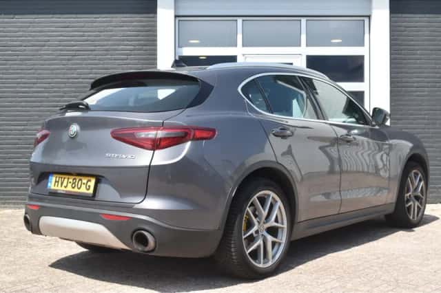 Alfa Romeo Stelvio (2018) thumbnail 3