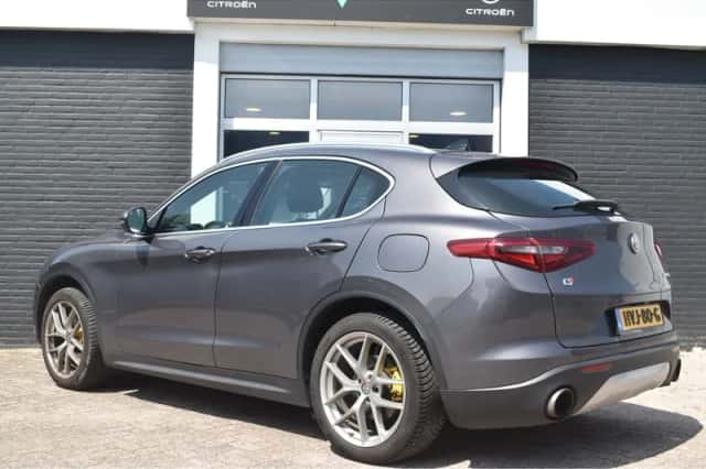 Alfa Romeo Stelvio (2018) thumbnail 4