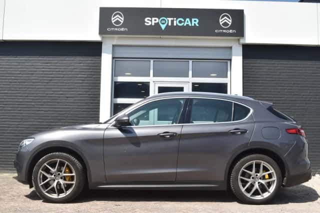 Alfa Romeo Stelvio (2018) thumbnail 6