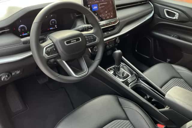 Jeep Compass (2024) thumbnail 3