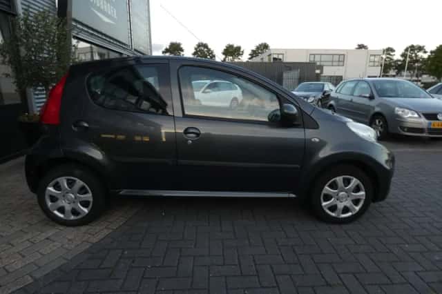 Peugeot 107 (2011) thumbnail 4
