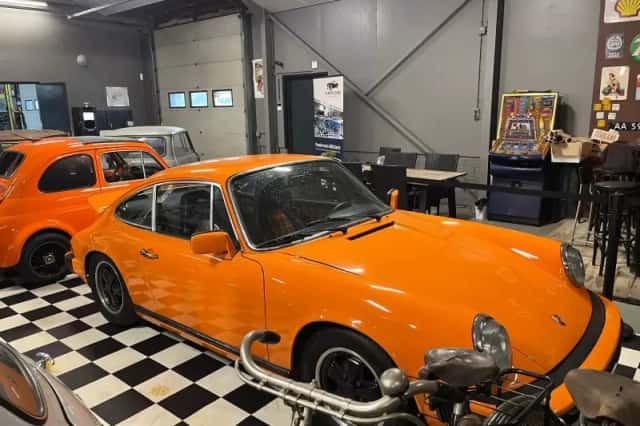 Porsche 911 (1975) thumbnail 6