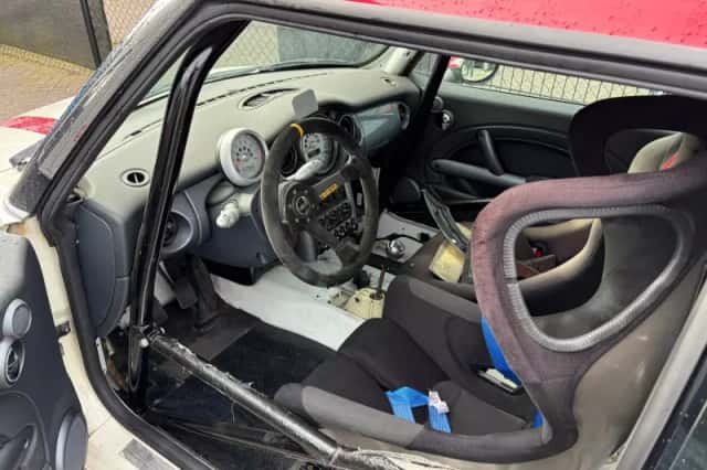 MINI Cooper (2001) thumbnail 2