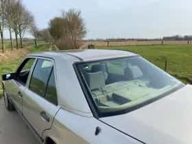 Mercedes-Benz 200d (1986) thumbnail 38
