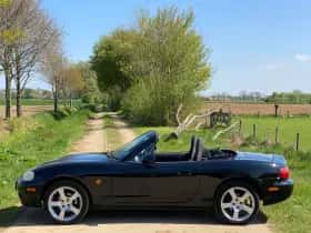 Mazda MX-5 (2001) thumbnail 2