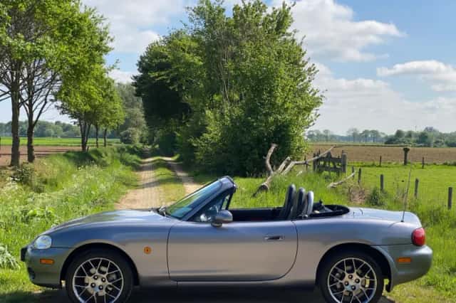 Mazda MX-5 (2004) thumbnail 2