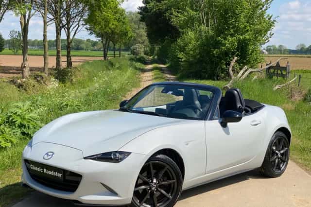 Mazda MX-5 (2015) thumbnail 1
