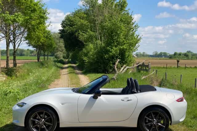 Mazda MX-5 (2015) thumbnail 2