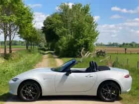 Mazda MX-5 (2015) thumbnail 2