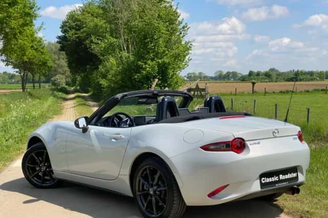 Mazda MX-5 (2015) thumbnail 3