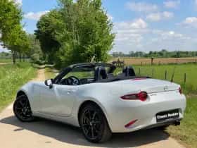 Mazda MX-5 (2015) thumbnail 3