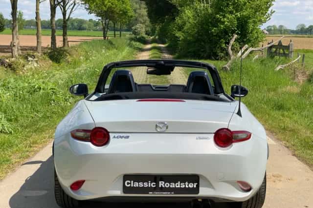 Mazda MX-5 (2015) thumbnail 4