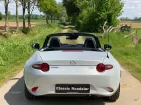 Mazda MX-5 (2015) thumbnail 4