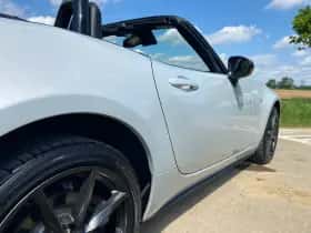 Mazda MX-5 (2015) thumbnail 33