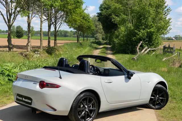 Mazda MX-5 (2015) thumbnail 5