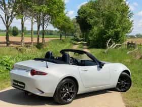 Mazda MX-5 (2015) thumbnail 5
