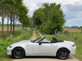 Mazda MX-5 (2015) thumbnail 2