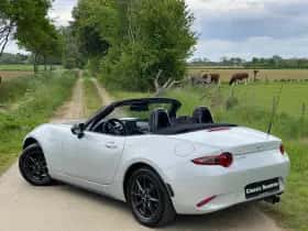 Mazda MX-5 (2015) thumbnail 3