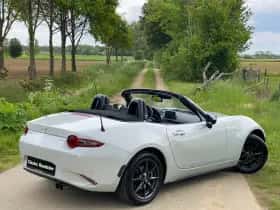 Mazda MX-5 (2015) thumbnail 5