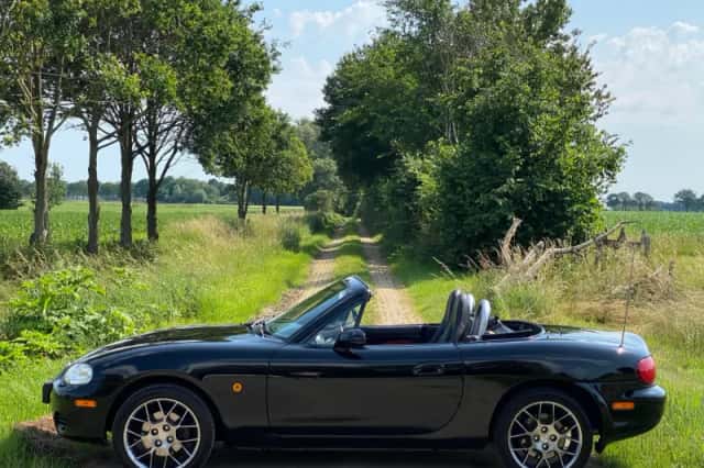 Mazda MX-5 (2004) thumbnail 2