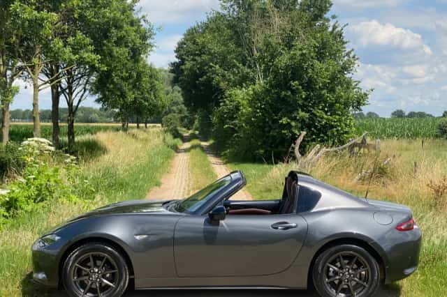 Mazda MX-5 (2017) thumbnail 2