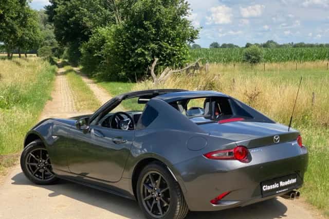 Mazda MX-5 (2017) thumbnail 3