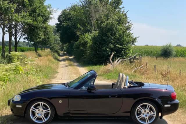 Mazda MX-5 (2004) thumbnail 2
