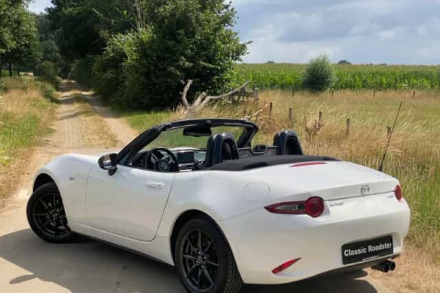 Mazda MX-5 (2015) thumbnail 3