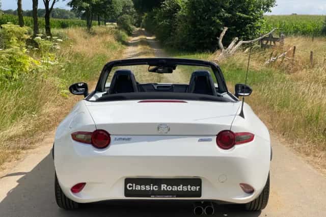 Mazda MX-5 (2015) thumbnail 4