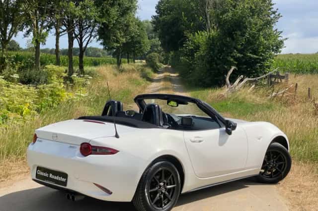 Mazda MX-5 (2015) thumbnail 5