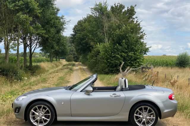 Mazda MX-5 (2011) thumbnail 2
