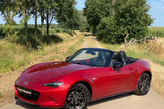 Mazda MX-5 (2015) thumbnail 1